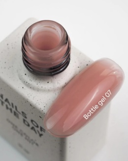 NAILSOFTHEDAY Bottle gel 07 - koralowo-czerwony żel do wzmocnienia i naprawy, 10 ml