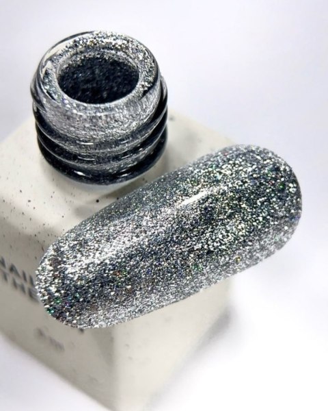 NAILSOFTHEDAY Color of the Month December 2025 Superhumans - srebrny lakier hybrydowy z efektem flash, 6 ml