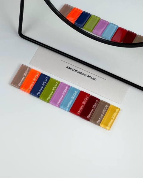 NAILSOFTHEDAY Pantone 2025/7 Gel Polish - klasyczny czerwony lakier hybrydowy, 10 ml