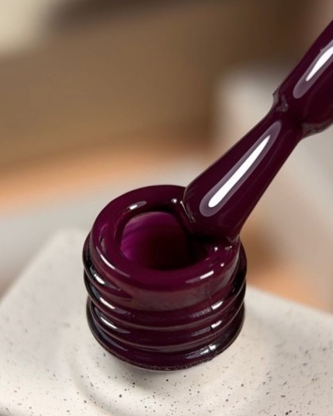 NAILSOFTHEDAY Wine Gel Polish - elegancki winny lakier hybrydowy z czerwono-fioletowym tonem, 10 ml