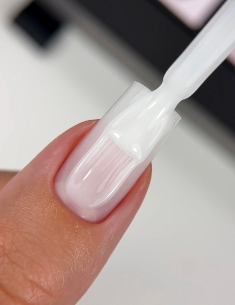 BIBLIOTEKA Cover Base 01 Veil – kamuflująca półtransparentna baza hybrydowa w mlecznym odcieniu, 10 ml