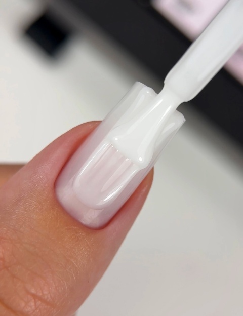 BIBLIOTEKA Cover Base 02 Milk – kamuflująca baza hybrydowa w delikatnym, mlecznobiałym odcieniu, 10 ml