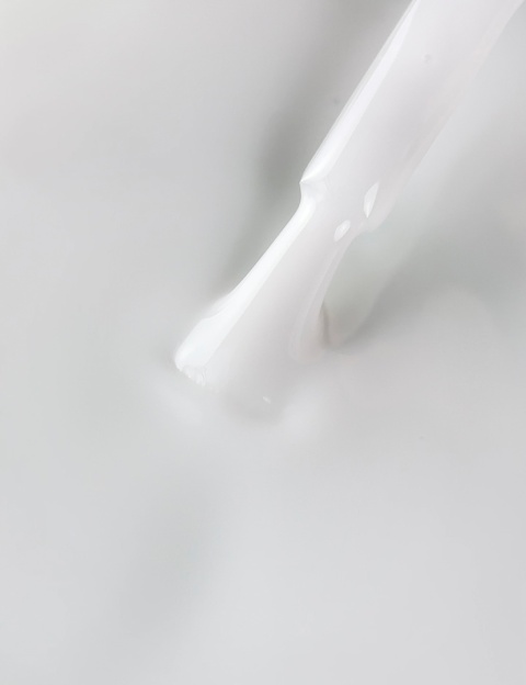 BIBLIOTEKA Cover Base 02 Milk – kamuflująca baza hybrydowa w delikatnym, mlecznobiałym odcieniu, 10 ml