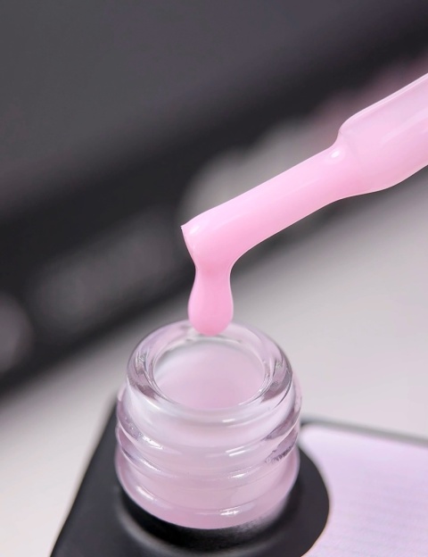 BIBLIOTEKA Cover Base 04 Petal – kamuflująca baza hybrydowa w delikatnym różowym odcieniu, 10 ml