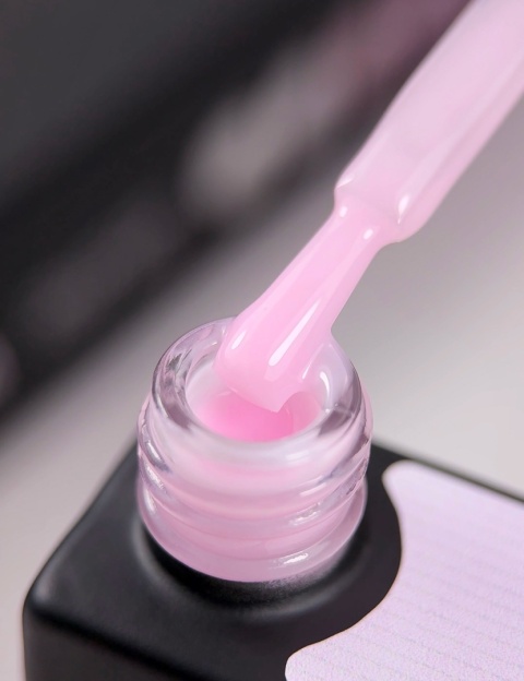 BIBLIOTEKA Cover Base 04 Petal – kamuflująca baza hybrydowa w delikatnym różowym odcieniu, 10 ml