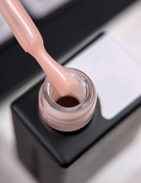 BIBLIOTEKA Cover Base 06 Skin – kamuflująca baza hybrydowa w ciepłym jasnobeżowym odcieniu, 10 ml