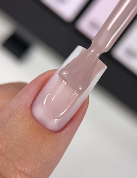 BIBLIOTEKA Cover Base 07 Shade – kamuflująca baza hybrydowa w chłodnym różowo-beżowym odcieniu, 10 ml