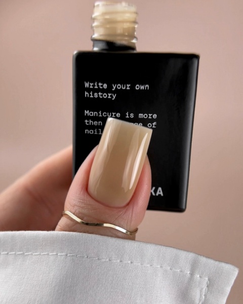 BIBLIOTEKA Cover Base 13 Beige – kamuflująca baza hybrydowa w ciepłym, miodowo-beżowym odcieniu, 10 ml