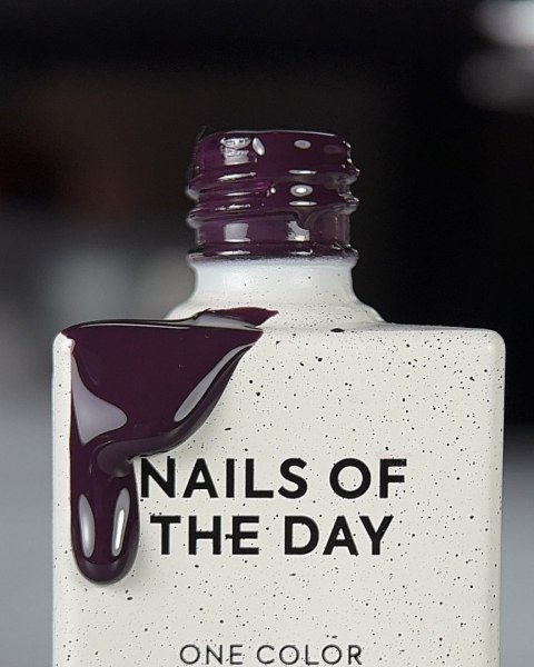 NAILSOFTHEDAY Color of the Month January 2026 Midnight - śliwkowy lakier hybrydowy, 10 ml