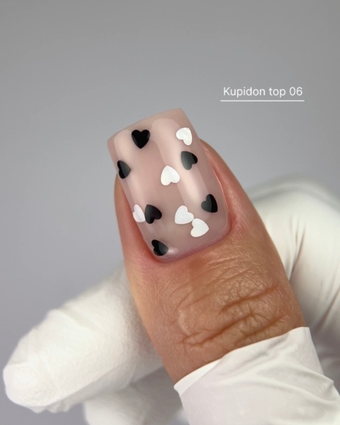 NAILSOFTHEDAY Kupidon top 06 — top z czarnymi i holograficznymi serduszkami bez lepkiej warstwy, 10 ml
