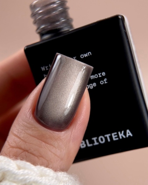 BIBLIOTEKA Cat Eye Gel Polish 01 Moon Dust, 10 ml - szarobeżowy lakier hybrydowy z efektem "kocie oko"