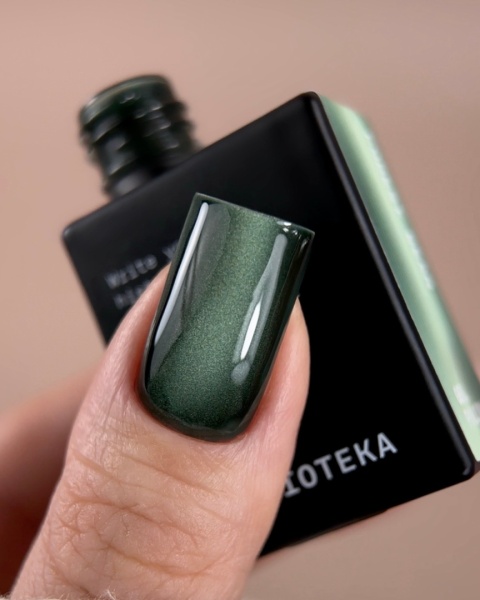 BIBLIOTEKA Cat Eye Gel Polish 04 Forest Beam, 10 ml - ciemnozielony lakier hybrydowy z efektem "kocie oko"