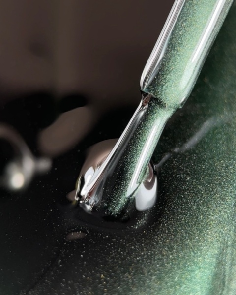 BIBLIOTEKA Cat Eye Gel Polish 04 Forest Beam, 10 ml - ciemnozielony lakier hybrydowy z efektem "kocie oko"