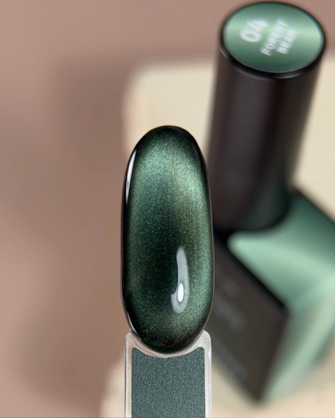 BIBLIOTEKA Cat Eye Gel Polish 04 Forest Beam, 10 ml - ciemnozielony lakier hybrydowy z efektem "kocie oko"
