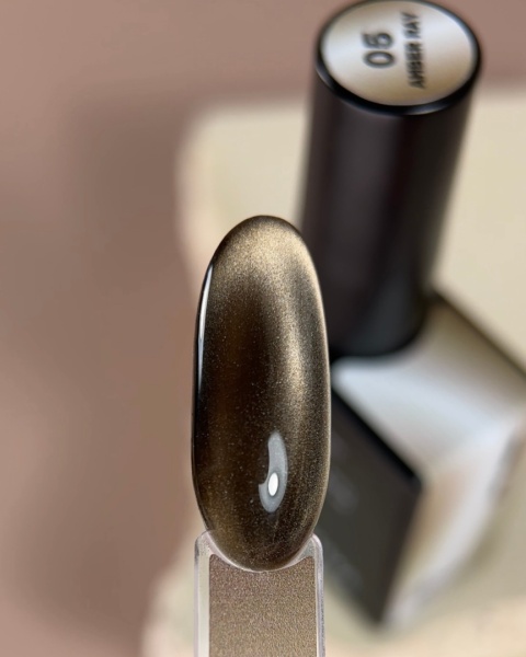 BIBLIOTEKA Cat Eye Gel Polish 05 Amber Ray, 10 ml - złoto-bursztynowy lakier hybrydowy z efektem „kocie oko”