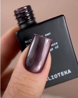 BIBLIOTEKA Cat Eye Gel Polish 08 Plum Glow, 10 ml - ciemnośliwkowy lakier hybrydowy z efektem „kocie oko”