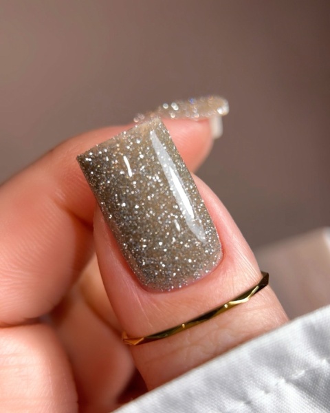 BIBLIOTEKA Flash Gel Polish 05 Skin Glow, 10 ml - beżowo-złoty lakier hybrydowy z efektem flash